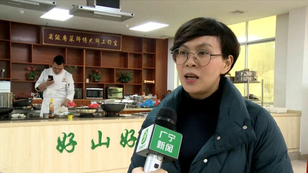 县人社局局长 程科妮:我们通过央视镜头来宣传广宁春节热闹非凡的龙狮
