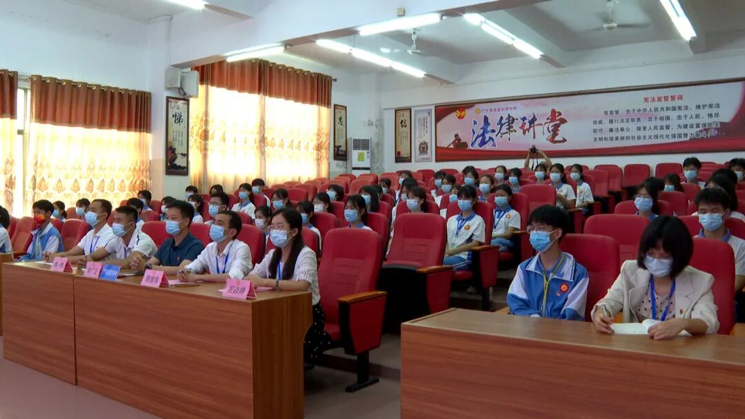 广宁周其鉴红军中学举行新团员入团仪式