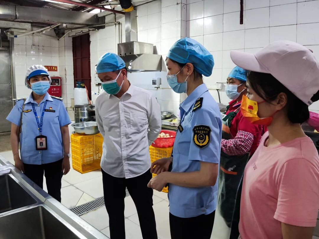 县市场监督管理局执法人员对两所高考考点学校广宁中学,广宁一中及其