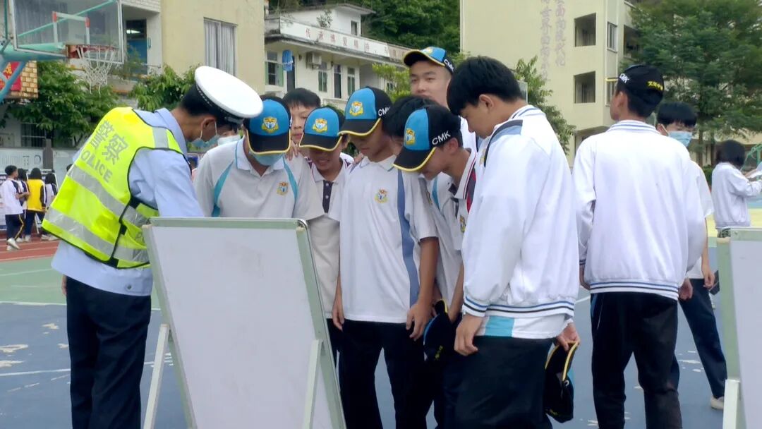 法治宣传进校园活动走进广宁县文杰中学