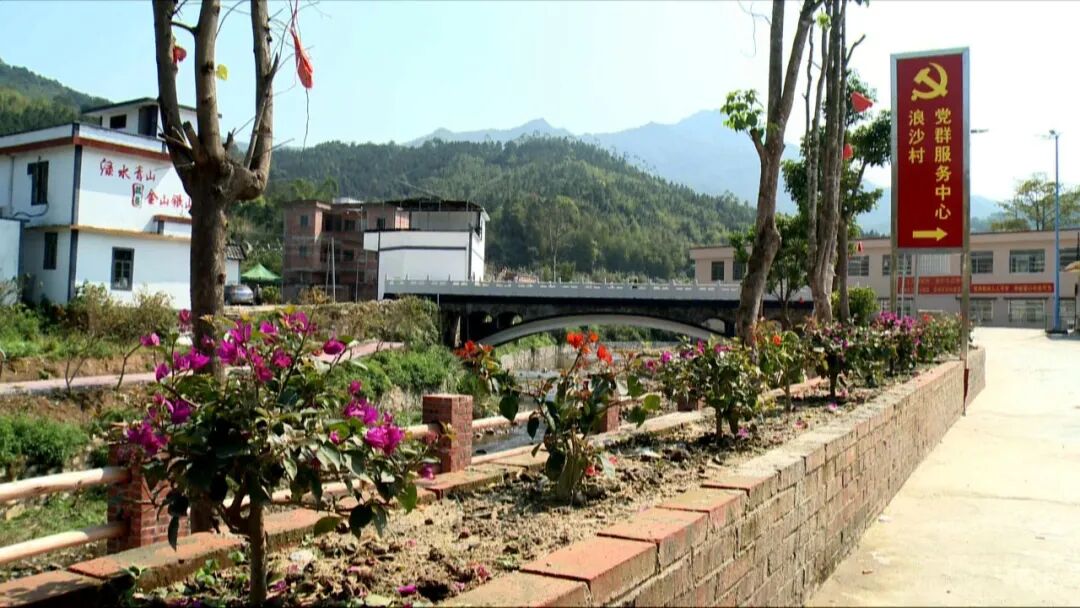 在努力改善农村人居环境工作中,石咀镇还重点发展以休闲,观光,采摘为