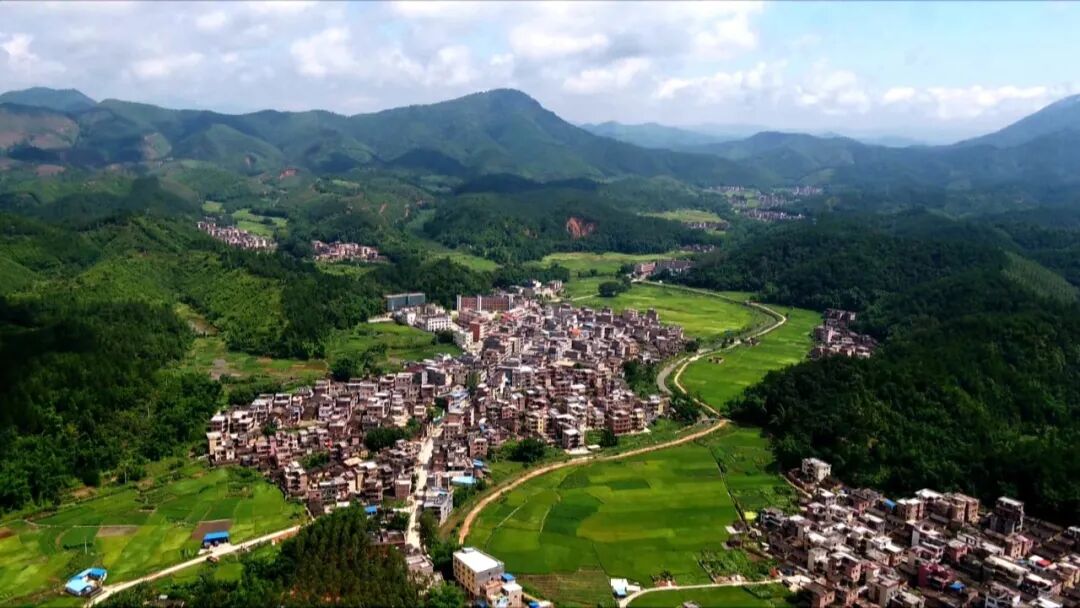 走进石咀镇浪沙村,映入眼帘的便是一派清新怡然的田园山居图景.