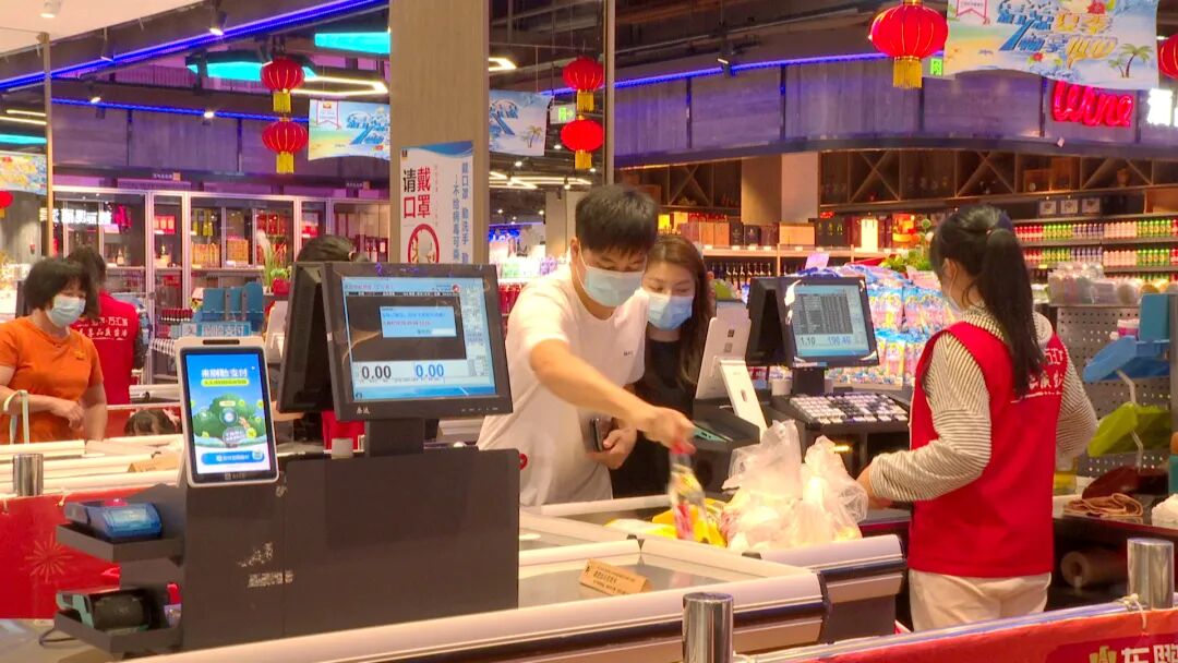 近日,记者走访了县城几家超市,在超市结账处,不少市民向超市收银员