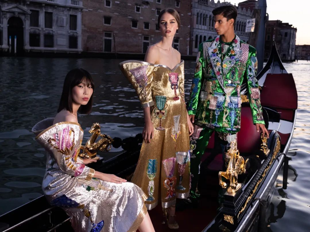 Balenciaga 、Prada、Thom Browne 和 QQ秀，虚拟时装你选哪个？