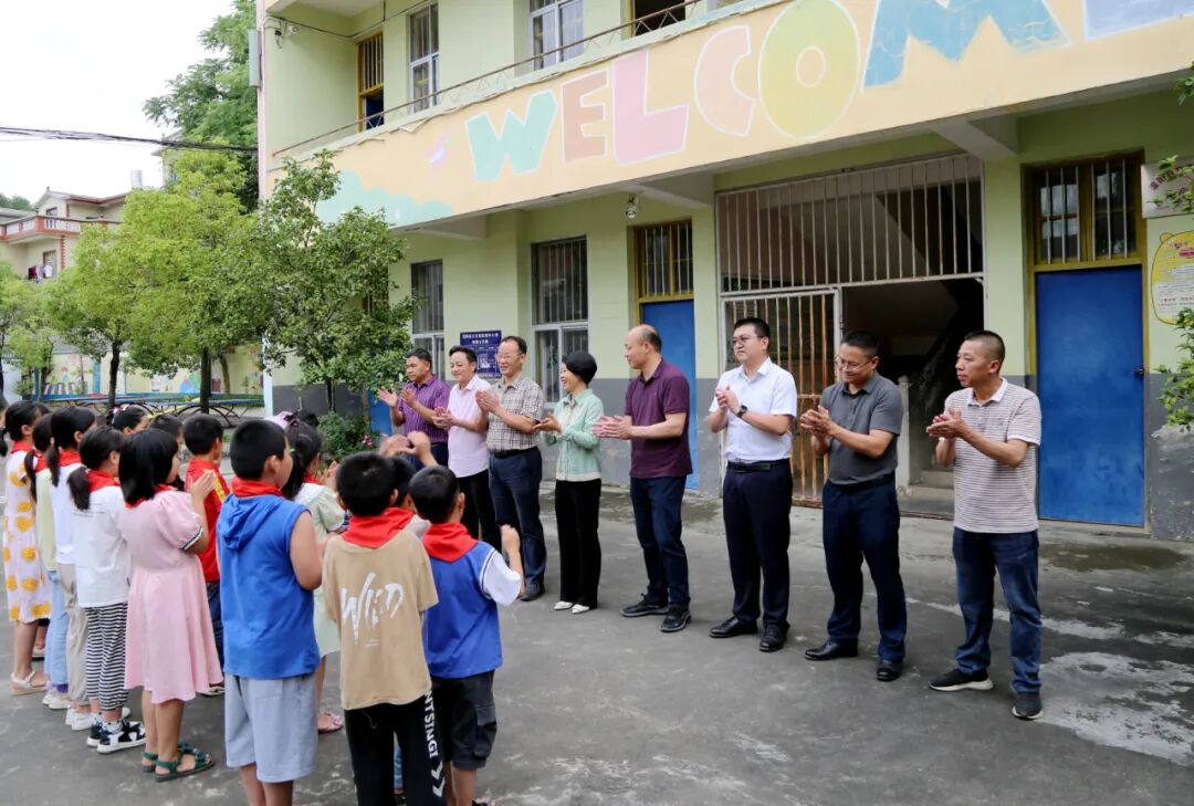 县四家班子主要领导开展"六一"儿童节慰问活动