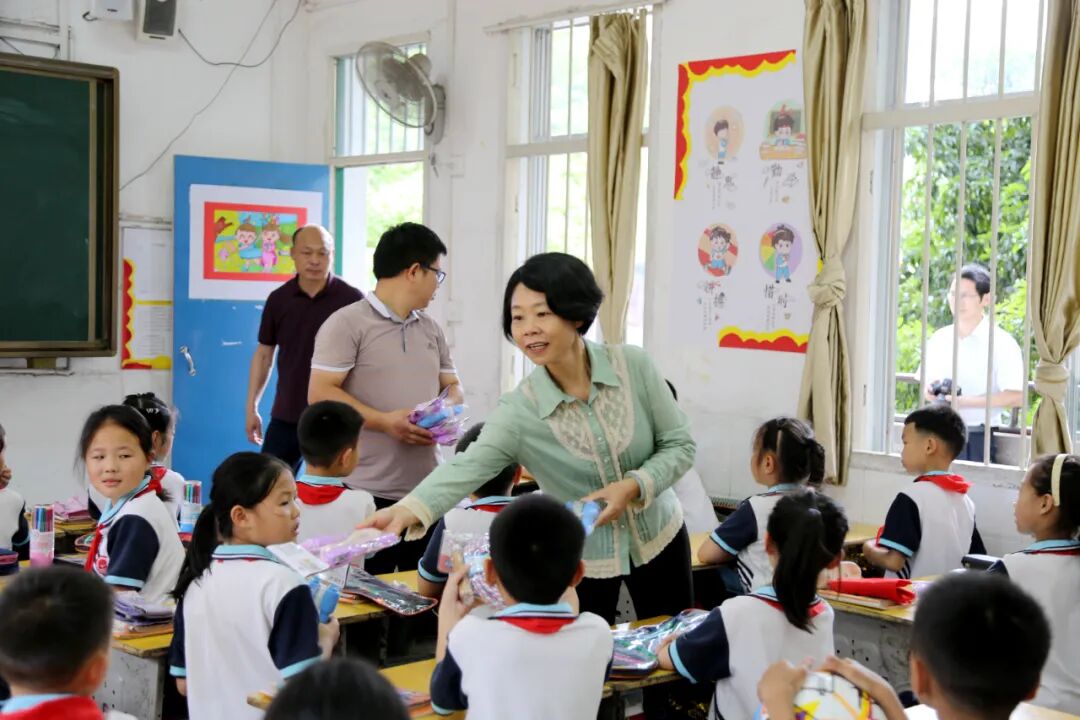 县四家班子主要领导开展"六一"儿童节慰问活动