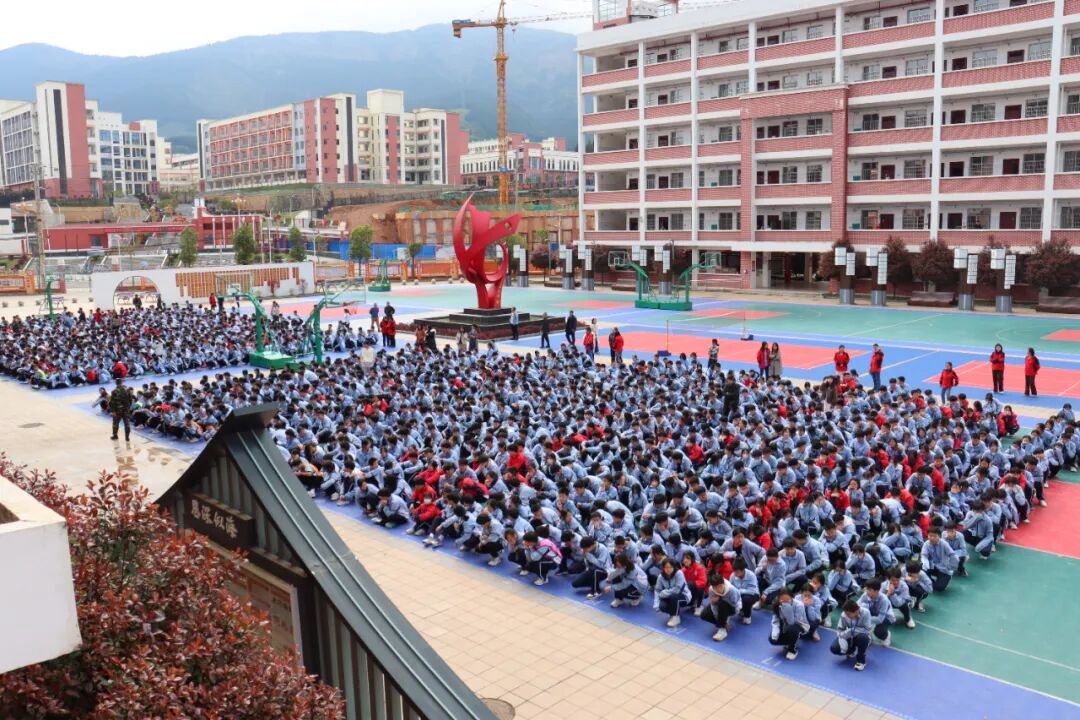 在灌阳县国典中学开展消防演练68随着一阵急促的警报声,拉开了"春季