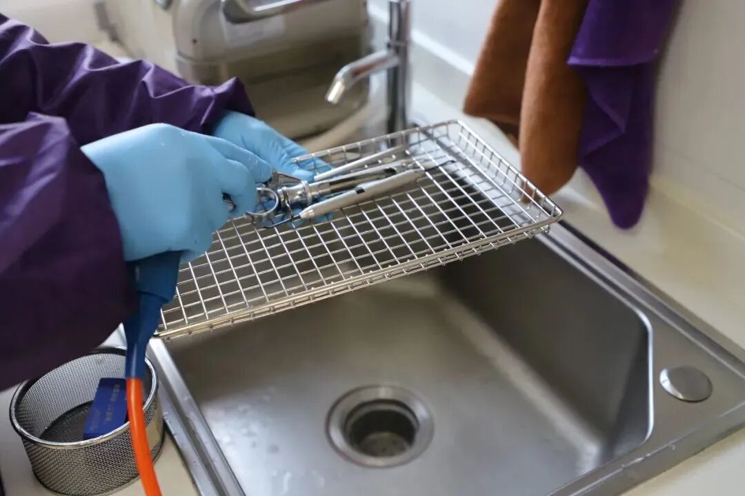牙科手机怎么注油专科实操⎥口腔器械的清洗消毒、灭菌等十大再处理流程_https://www.jmylbn.com_新闻资讯_第4张
