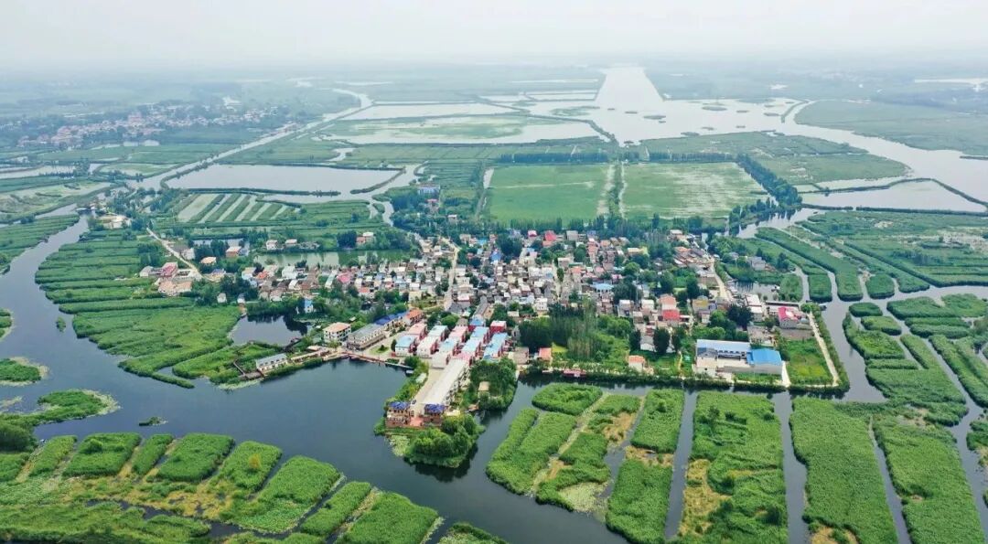 生态环境部部长黄润秋接受《紫荆》杂志专访：推动生态文明建设实现新进步(图1)