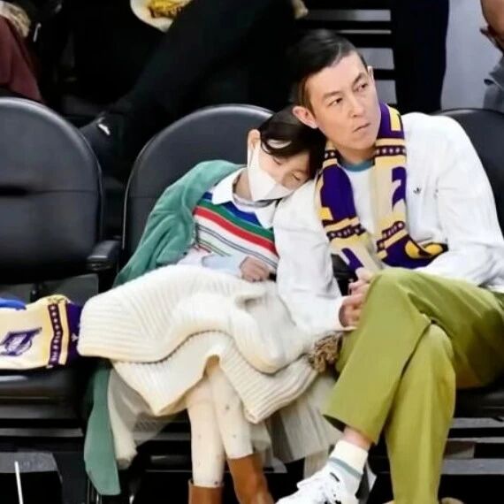 陈冠希现身河南开封,陪老婆回娘家,和姑妈合影拘谨,豆豆鞋抢镜