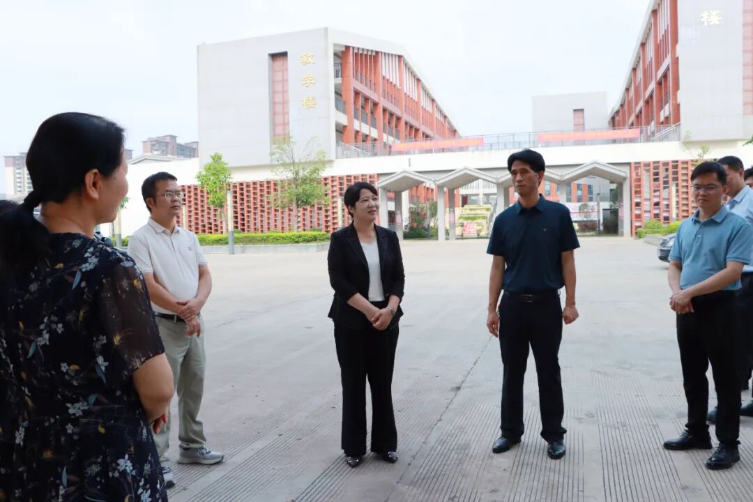 李红兰一行在江州区高级中学检查指导高考准备工作在江州高级中学,李