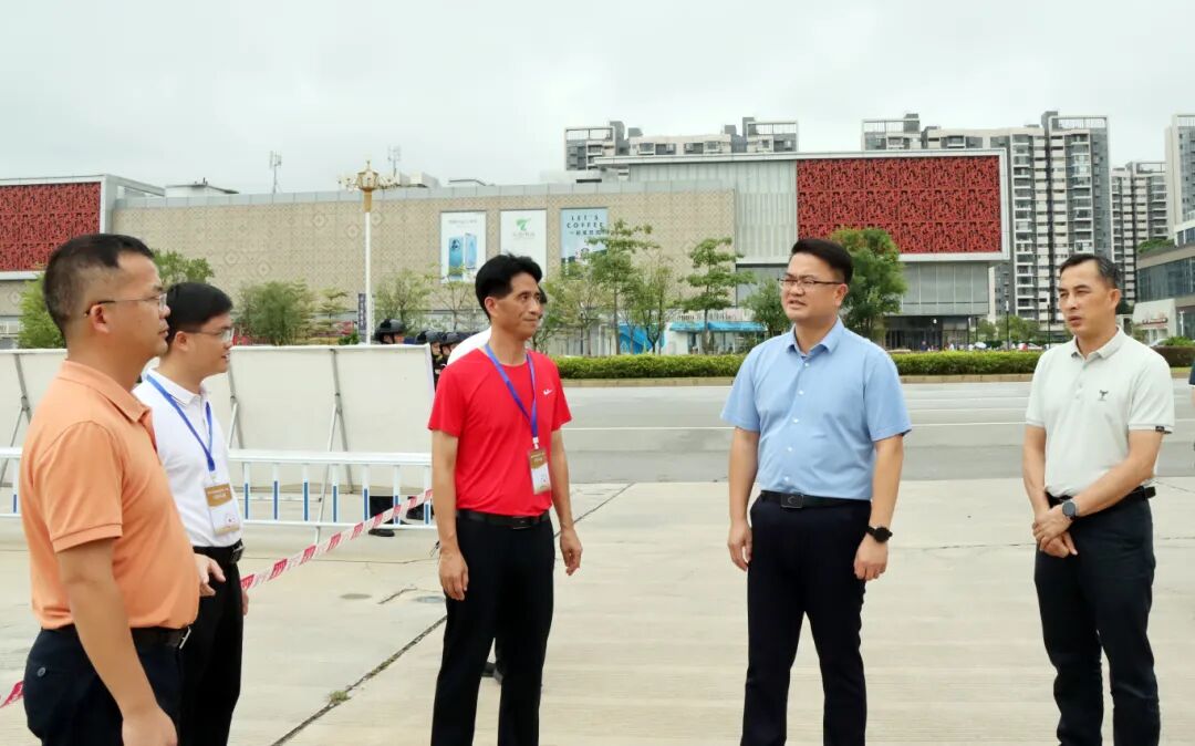 梁金昌到江州区高级中学督查指导2024年高考工作