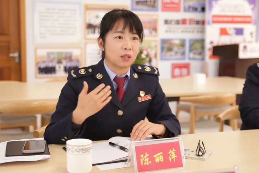 青年干部陈会敏分享道,作为一名逆行加入抗疫队伍的新录用公务员,我和