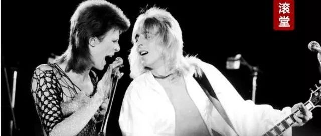 大卫鲍伊身边的男人