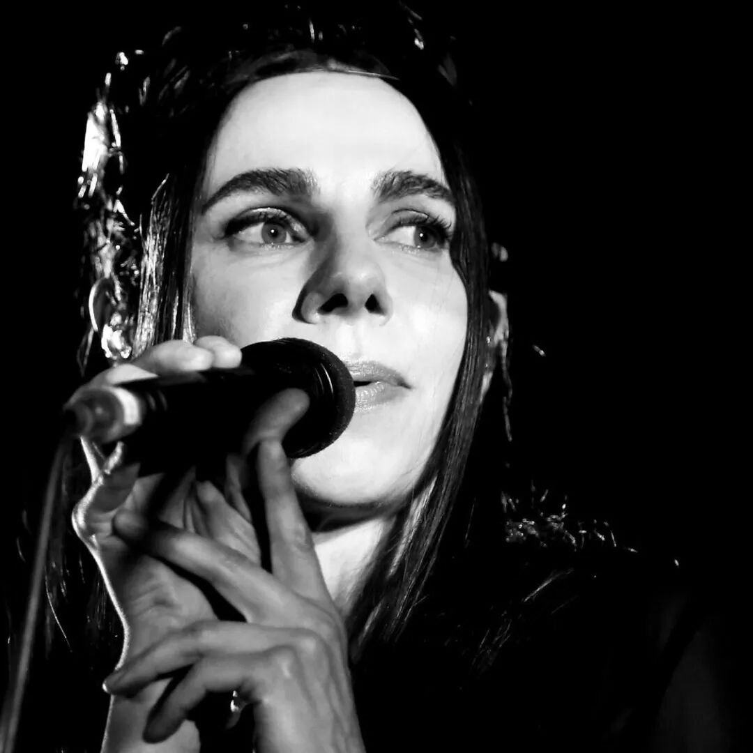 先是做为fleetwood mac乐队主唱,后来单飞,以两种身份两次入选摇滚