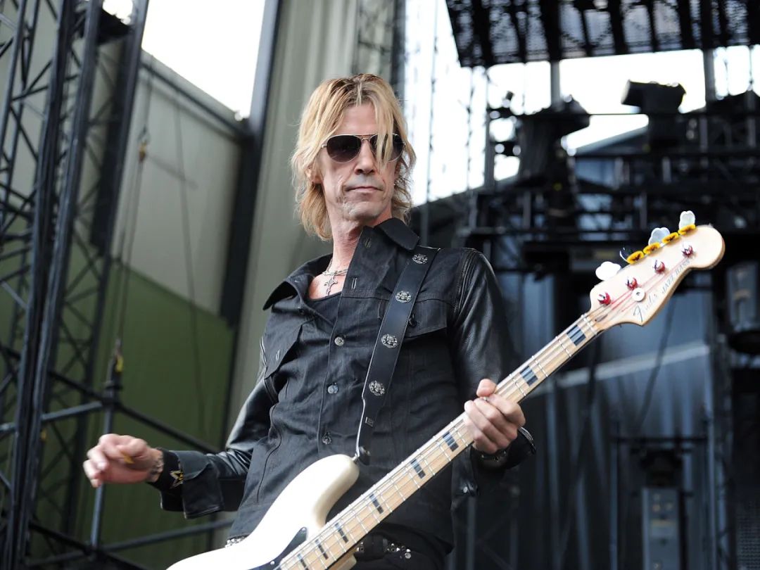 在加入枪花前,达夫·麦卡根几乎没有接触过贝斯.