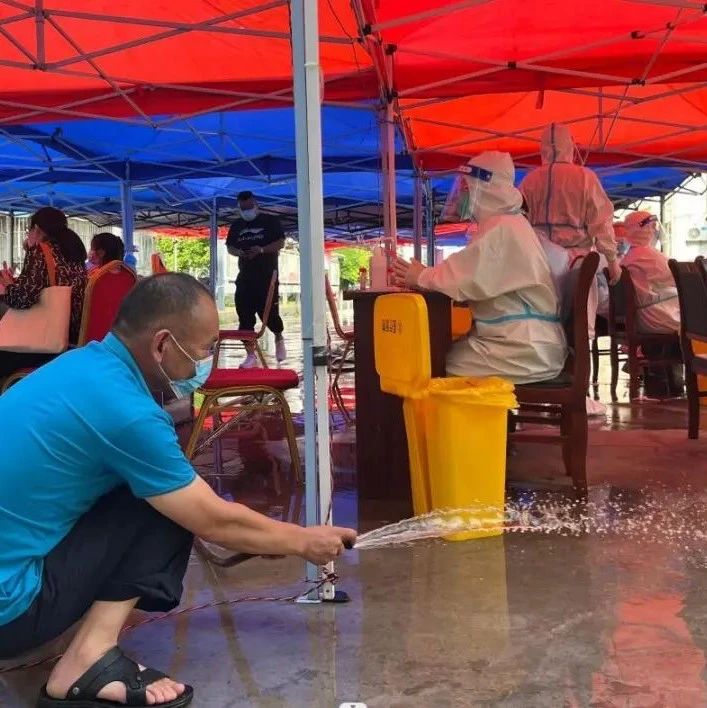 多名医护中暑晕倒，夏天穿防护服，体感温度高达 64℃，他们，值得一个空调吗？