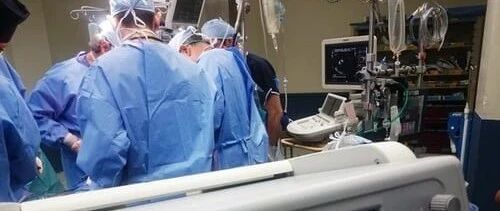 病人连喷三碗血，儿子赶到后说了这么一句话，让5个医生彻夜不眠！