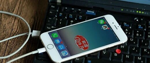 一医务人员上班看手机「被停职」，网友：“ 如果较真，各行各业都得下岗”