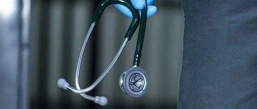 医师建议：请废除副主任医师、主任医师！网评热议观点各异