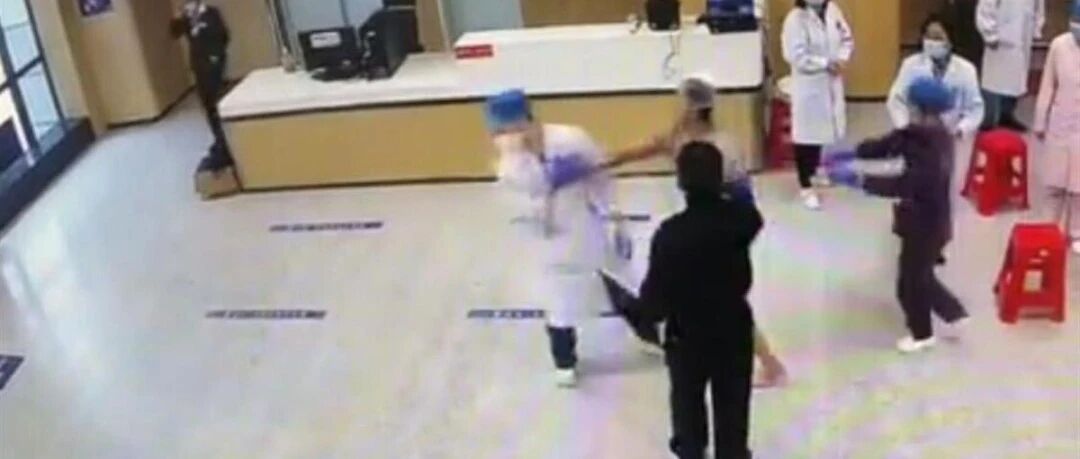 醉酒男追打护士，护士仍坚持为其治疗！