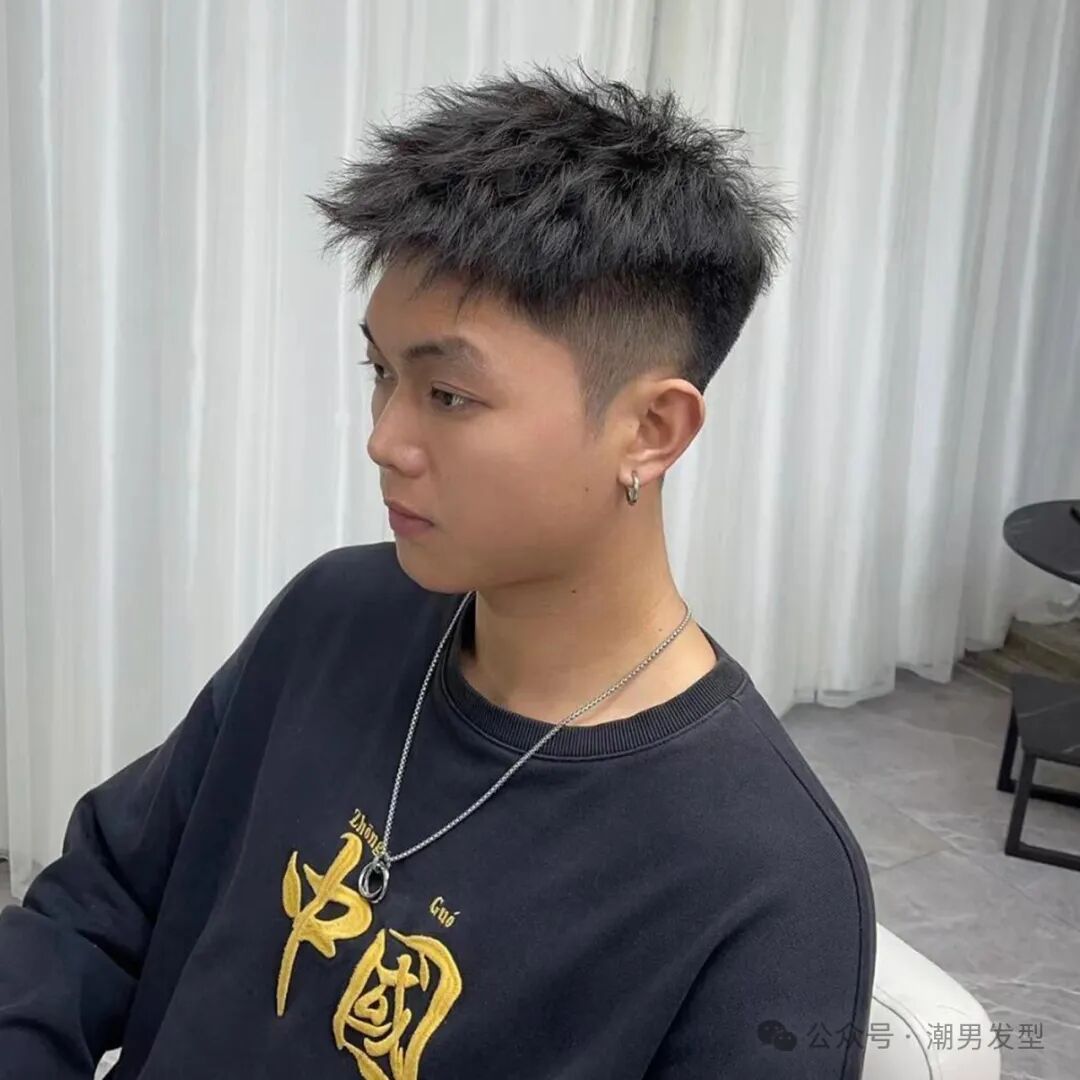 “发质粗硬”的男生适合剪什么发型？试试这3款，剪完阳光又帅气
