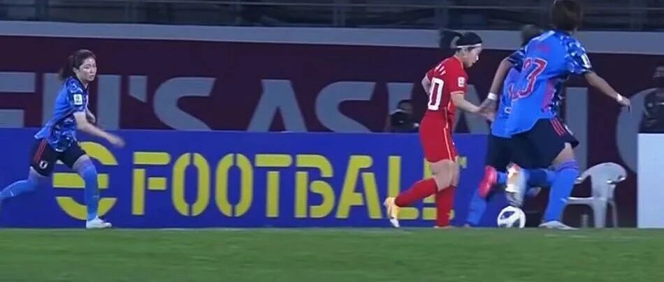 女足有多缺关注，场边的《实况足球》广告牌就是答案