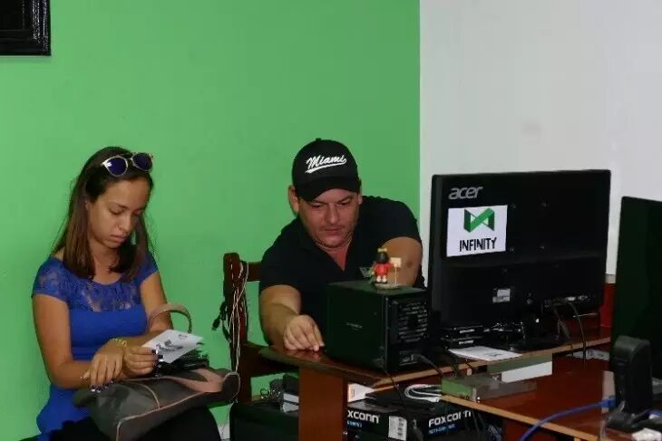 在INFINITY里，一名导购正在帮助顾客选购商品