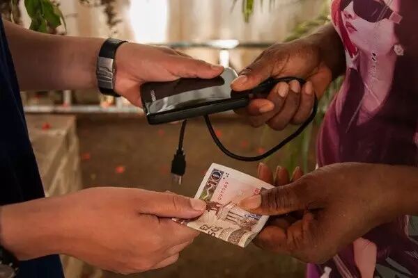 通常，一个跑地面的分销商会在包里背上几十个这样的移动硬盘