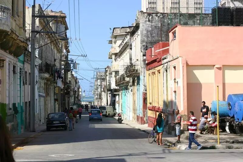 在哈瓦那的街头抬起头来，就能看到各种不明来源的复杂线缆
