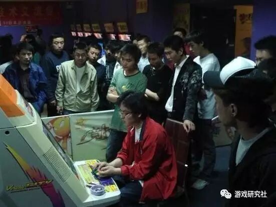 二十年前的KOF97处于游戏鄙视链的顶点，和现在完全相反