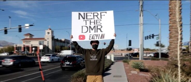 为削弱一把不平衡的武器，《使命召唤战区》玩家走上街头抗议