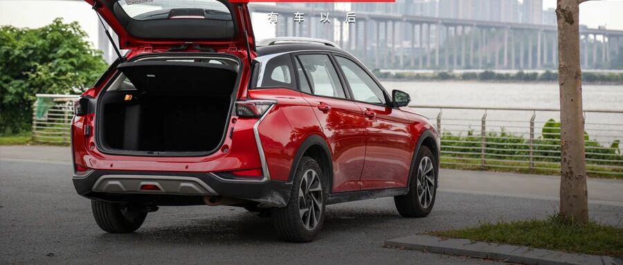 配矩阵式LED大灯、电动皮座椅、主动刹车，1.5T舒适实用新车顶配仅10万