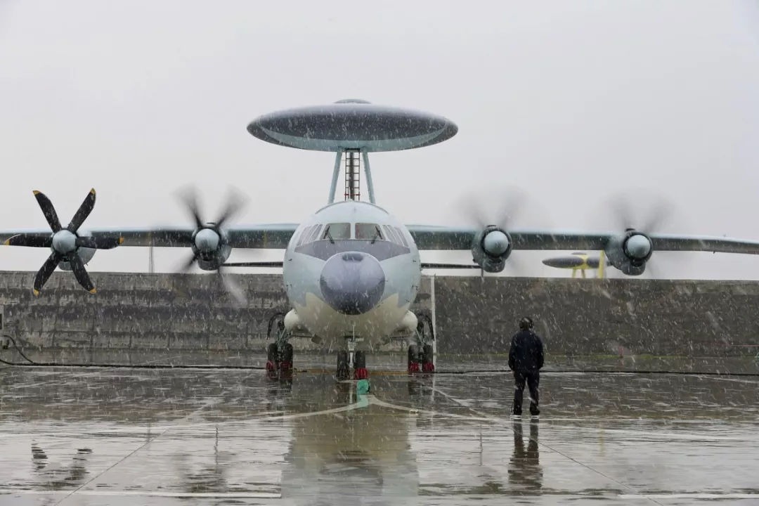 Китайский авиастроительный конвейер Китайский авиастроительный конвейер Shaanxi, Aircraft, самолеты, китайского, Corporation, станции, летноиспытательной, KJ200A, управления, новая, модернизированный, фюзеляж, самолет, метра, грузоподъемность, установлена, военнотранспортные, увеличена, удлинен, декабря