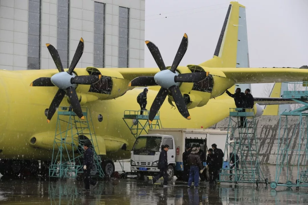 Китайский авиастроительный конвейер Китайский авиастроительный конвейер Shaanxi, Aircraft, самолеты, китайского, Corporation, станции, летноиспытательной, KJ200A, управления, новая, модернизированный, фюзеляж, самолет, метра, грузоподъемность, установлена, военнотранспортные, увеличена, удлинен, декабря
