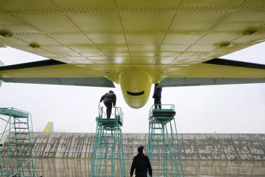 Китайский авиастроительный конвейер Китайский авиастроительный конвейер Shaanxi, Aircraft, самолеты, китайского, Corporation, станции, летноиспытательной, KJ200A, управления, новая, модернизированный, фюзеляж, самолет, метра, грузоподъемность, установлена, военнотранспортные, увеличена, удлинен, декабря