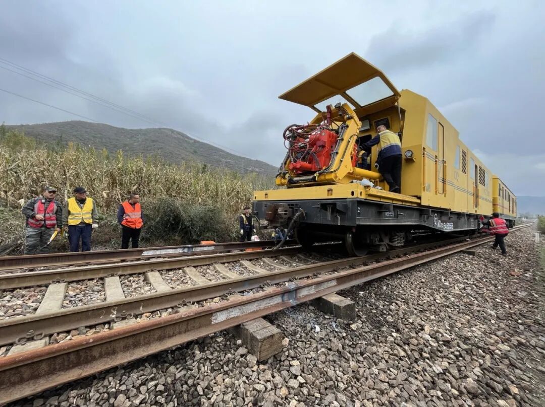 【6/8更新】合围塔克拉玛干沙漠的铁路，千里一根轨，是如何做到的？的图17