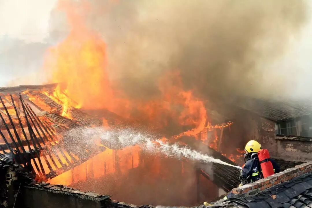 在一些火灾中,很多被"烧死"的人实际上先是烟气中毒窒息死亡,之后又被