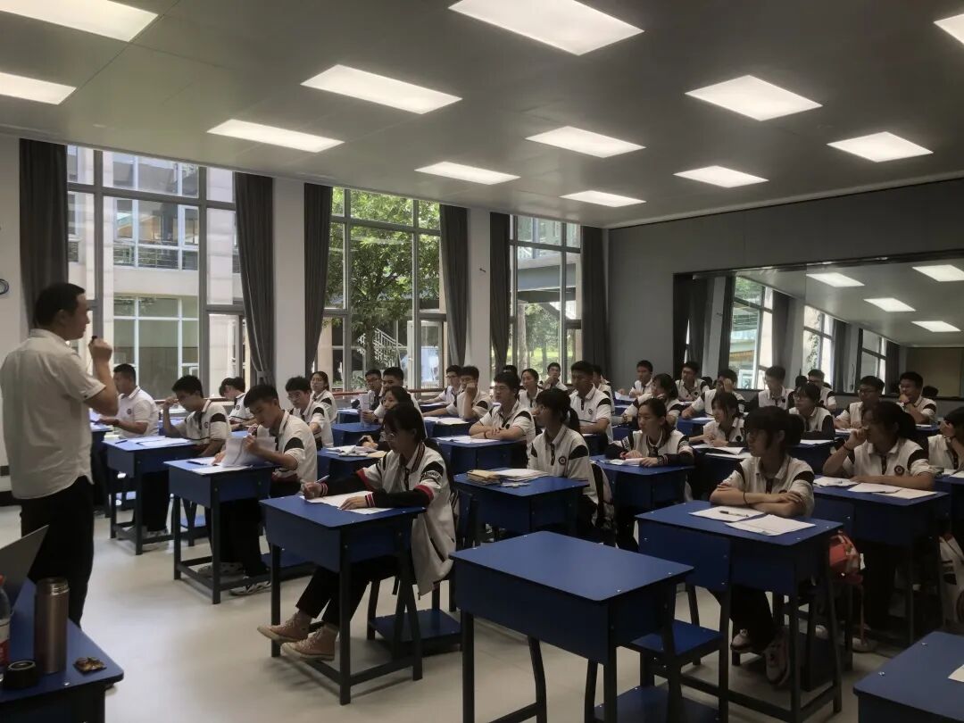 庆来高中特邀中科院硕士崔用亮老师来校讲学