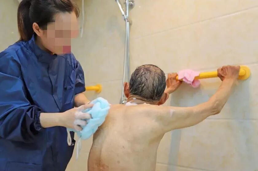 护工给养老院的老人洗澡