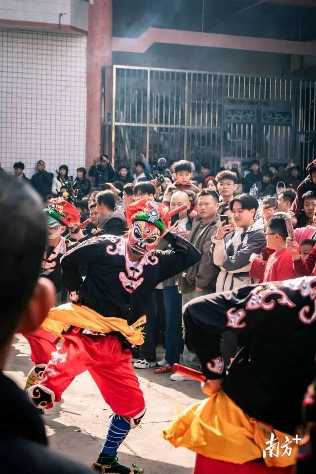 甲子英歌非遗巡游“燃爆”街头。