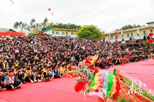 青塘会师活动现场人声鼎沸。