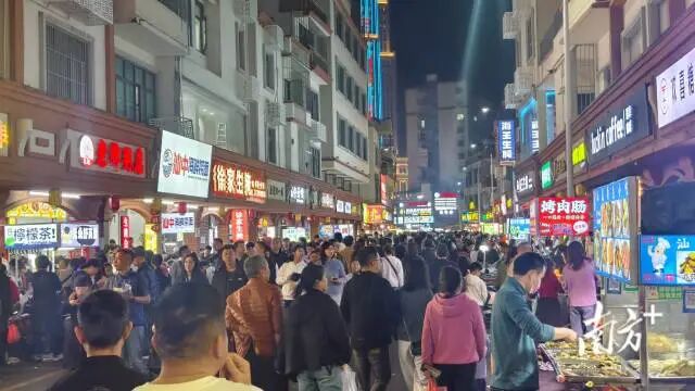 汕尾二马路美食街人山人海。