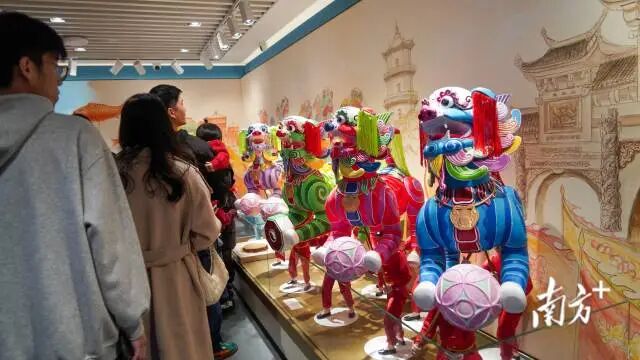 汕尾非遗馆五色狮模型吸引群众围观。