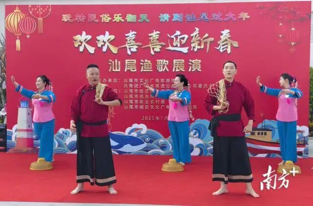 长沙湾服务区连续8天举行汕尾渔歌展演。