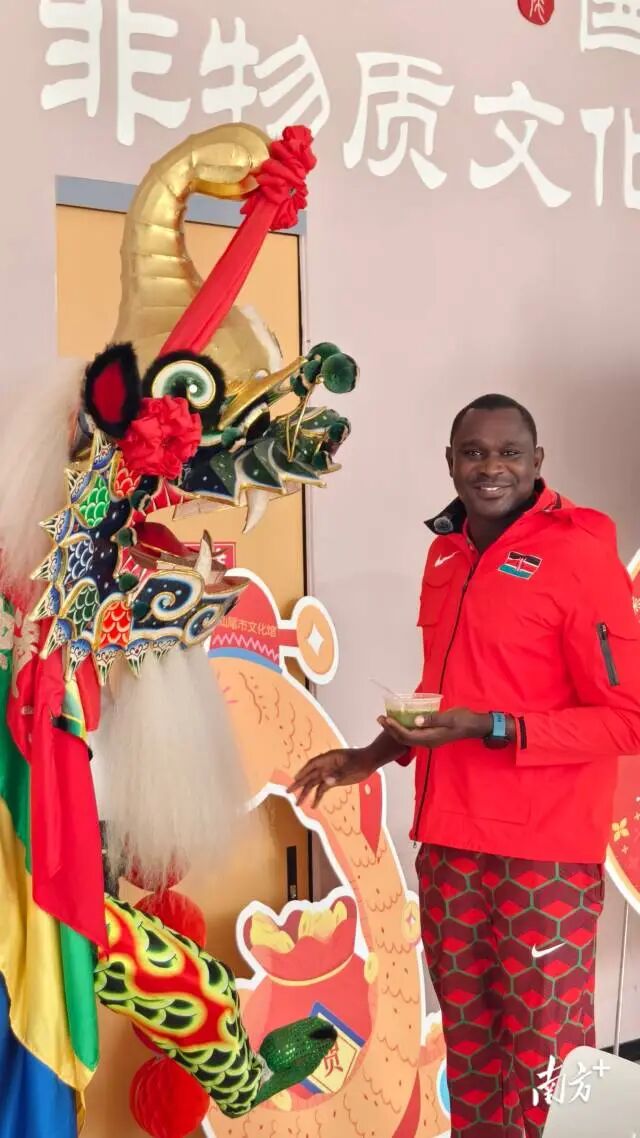 大卫·鲁迪沙来汕尾做客，品擂茶赏非遗。