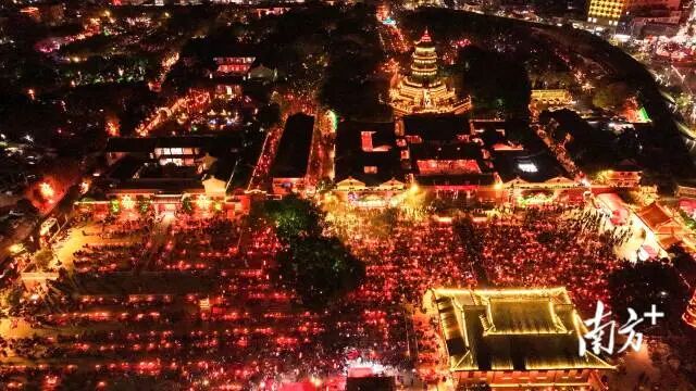 陆丰玄武山旅游区人山人海。