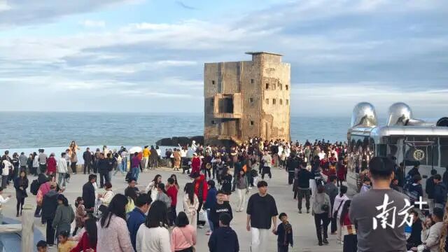 红海湾“古堡咖啡”景区游人如织。
