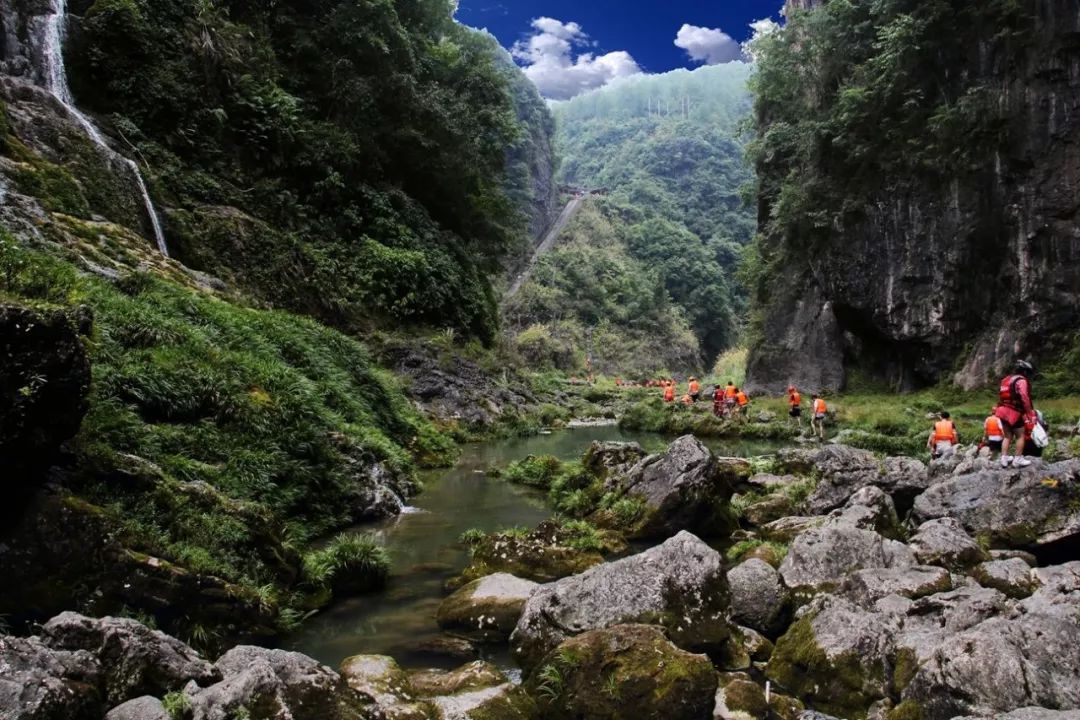 马拉河地缝峡谷,坐落在美丽的湘西永顺县羊峰乡境内,河道两岸绝壁陡峭