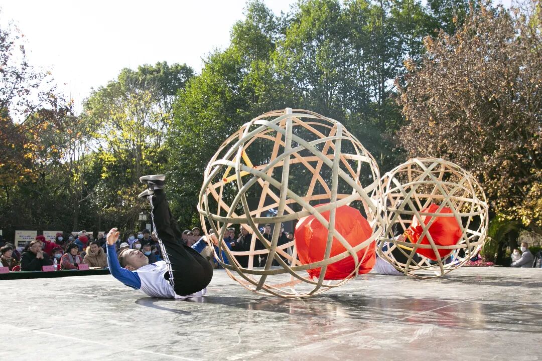 battle奉贤滚灯赛上18名小伙争夺擂主宝座到底花落谁家